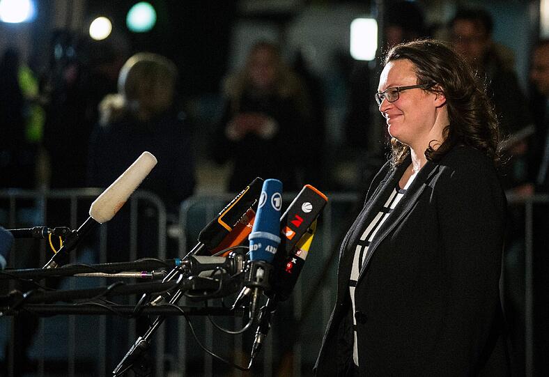 Nach einer 17-Stündigen Marathonsitzung haben sich Union und SPD auf einen  Koalitionsvertrag geeinigt. Andrea Nahles (SPD) ist sichtlich erleichtert nach dieser Nacht.
