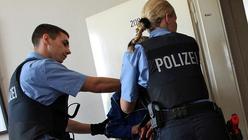 Die Polizeibeamten hatten alle Hände voll zu tun, um die junge Frau ruhig zu stellen. (Symbolbild) Die Polizeibeamten hatten alle Hände voll zu tun, um die junge Frau ruhig zu stellen. (Symbolbild)