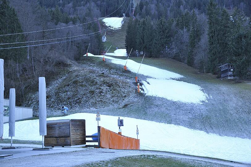 Trauriger Anblick: Der Gudiberg in Garmisch-Partenkirchen vor zwei Tagen. An Skifahren ist hier nicht zu denken.