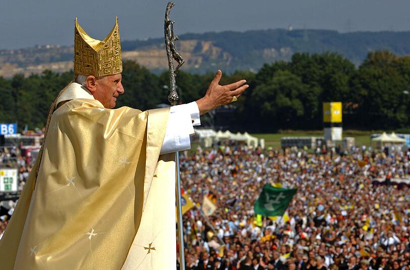 Papst Benedikt XVI. auf dem Islinger Feld in Regensburg im Jahr 2006. Foto: Wolfgang Radtke/Archiv