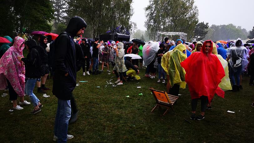 Festivalbesucher im Regen. Wenig später sorgt das Unwetter für den Abbruch der Veranstaltung.