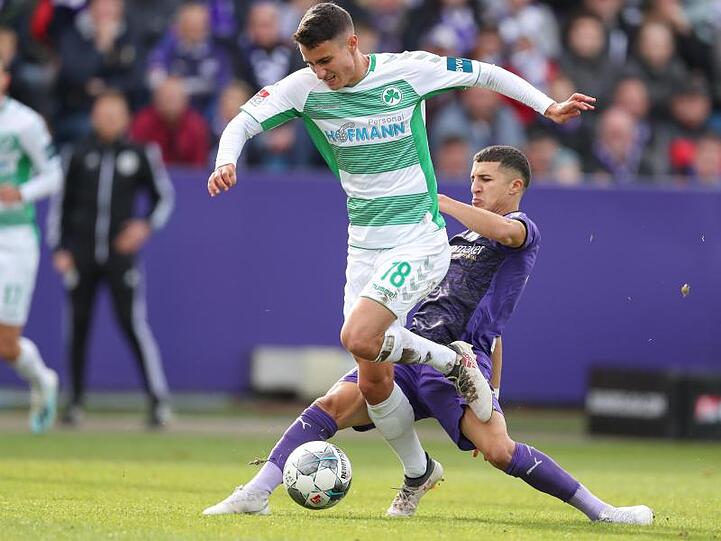 Marco Meyerhöfer (l.) aus Fürth im Kampf um den Ball mit Osnabrücks Anas Quahim. Foto: Friso Gentsch/dpa