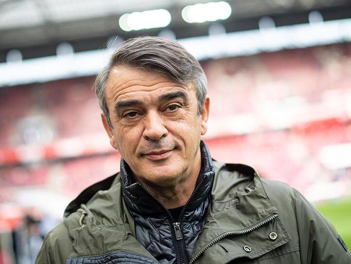 Fürths Trainer Damir Buric blickt vor der Partie in die Runde. Foto: Marius Becker/Archiv