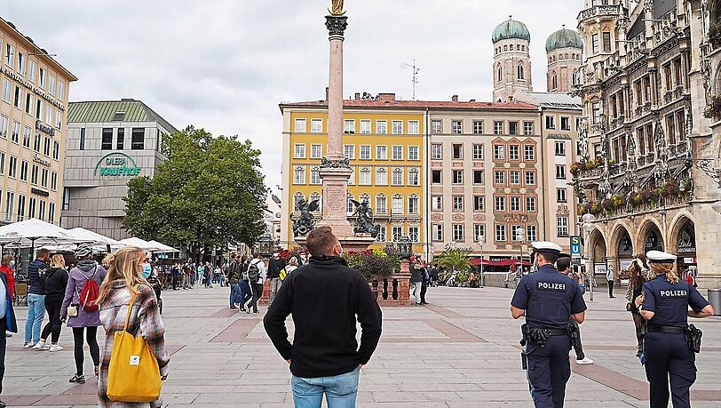 Maske auf! Am Marienplatz (und in der Fußgängerzone) tragen die Passanten am Donnerstag Mund-Nasenschutz. Gelegentlich schaut eine Streife vorbei. Maske auf! Am Marienplatz (und in der Fußgängerzone) tragen die Passanten am Donnerstag Mund-Nasenschutz. Gelegentlich schaut eine Streife vorbei.
