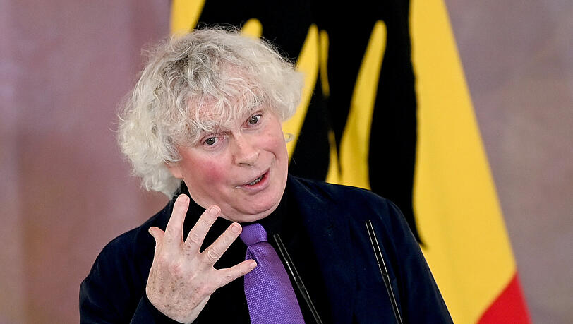 Im Februar 2022 bekam Sir Simon Rattle das Große Verdienstkreuz mit Stern des Verdienstordens der Bundesrepublik Deutschland verliehen. Im Februar 2022 bekam Sir Simon Rattle das Große Verdienstkreuz mit Stern des Verdienstordens der Bundesrepublik Deutschland verliehen.