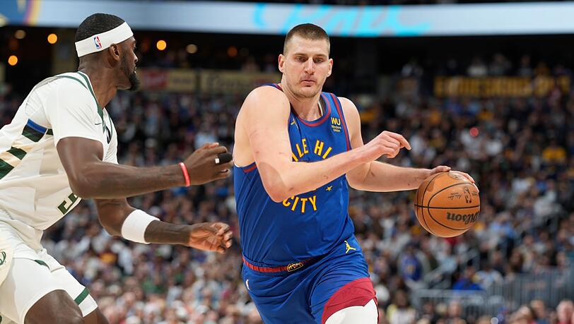 Nuggets-Starspieler Center Nikola Jokic (r) setzte sich mit Denver gegen die Bucks durch.