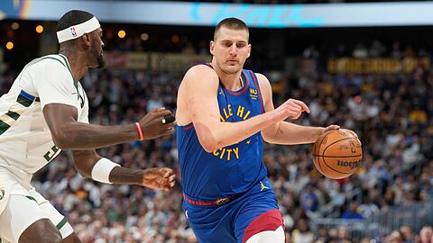 Nuggets-Starspieler Center Nikola Jokic (r) setzte sich mit Denver gegen die Bucks durch.