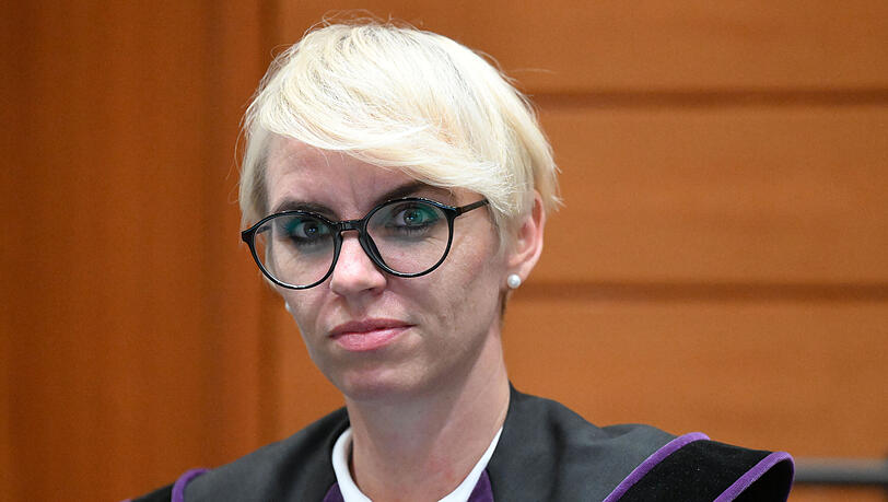 Richterin Andrea Wegscheider sitzt am zweiten Verhandlungstag im Prozess gegen den Signa-Gründer René Benko im Landgericht Innsbruck. Die Staatsanwaltschaft wirft dem 48-jährigen Ex-Milliardär vor, seine Gläubiger geschädigt zu haben. Richterin Andrea Wegscheider sitzt am zweiten Verhandlungstag im Prozess gegen den Signa-Gründer René Benko im Landgericht Innsbruck. Die Staatsanwaltschaft wirft dem 48-jährigen Ex-Milliardär vor, seine Gläubiger geschädigt zu haben.