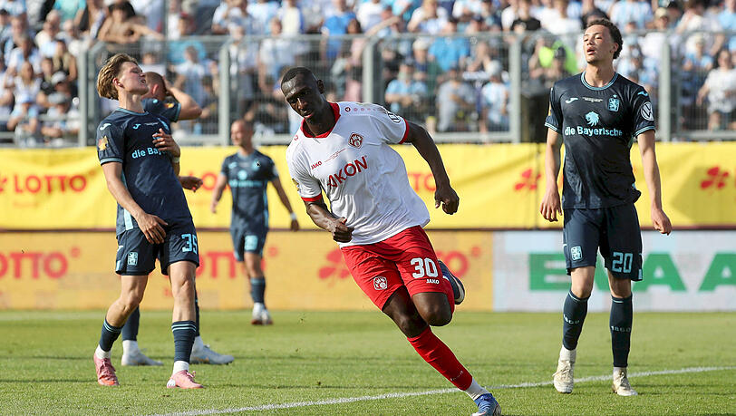 Der Schock in letzter Minute: Tarsis Bonga (Mitte) erzielt mit Ablauf der 90. Minute den Ausgleich für Würzburg, Xaver Kiefersauer (l.) und Samuel Althaus (r.) können es nicht fassen. Der Schock in letzter Minute: Tarsis Bonga (Mitte) erzielt mit Ablauf der 90. Minute den Ausgleich für Würzburg, Xaver Kiefersauer (l.) und Samuel Althaus (r.) können es nicht fassen.