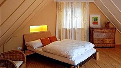 Schrägen und Balken im Schlafzimmer: Das kann auf manche Menschen schon zu bedrückend wirken. Schrägen und Balken im Schlafzimmer: Das kann auf manche Menschen schon zu bedrückend wirken.