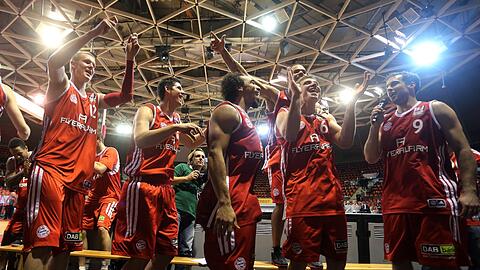 Robin Benzing, Bogdan Radosavljevic, Demond Greene, Steffen Hamann, Chevon Troutman und Yotam Halperin (v.l.) feiern.