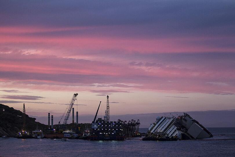 Abenddämmerung in Giglio: Die Bergungsaktion dauerte länger als erwartet. Bis auf die zeitliche Verzögerung gab es noch keine Komplikationen.