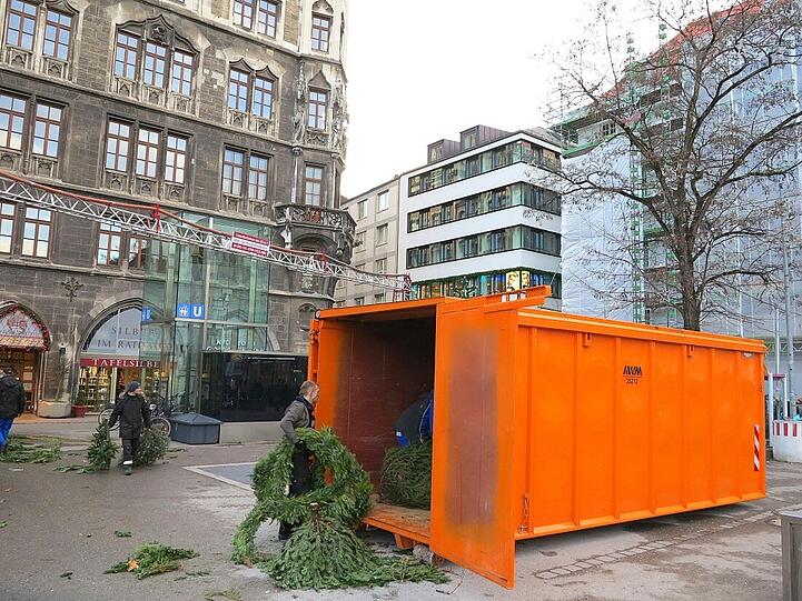 Diese Bäume und Gestecke haben ihre beste Zeit schon hinter sich: Am Marienhof wird der ausrangierte Fichtenschmuck vom Christkindlmarkt entsorgt.