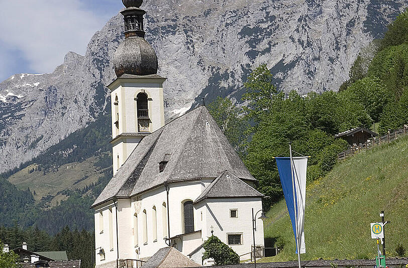 Beliebtes Touristen-Motiv: Die Ramsauer Pfarrkirche.