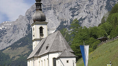 Beliebtes Touristen-Motiv: Die Ramsauer Pfarrkirche.