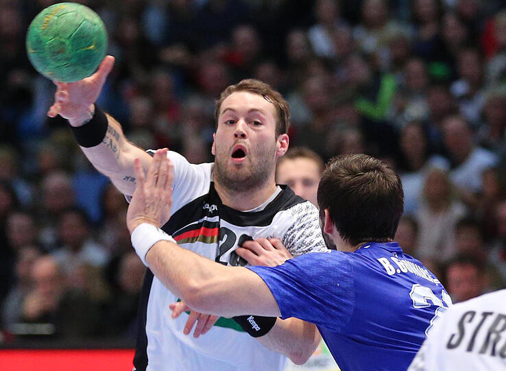 Steffen Fäth (25, Spielmacher): "Steffen ist eher der ruhigere Typ bei uns in der Mannschaft. Er hat in knapp eineinhalb Wochen sein Hotelzimmer nicht einmal verlassen, außer zum Essen oder Training. Er verbringt sehr viel Zeit mit Prison Break. Diese Serie gab es mal vor fünf Jahren, da habe ich sie geschaut. Fäth schaut sie jetzt, er lebt also ein bisschen in der Vergangenheit. Er ist aber ein richtig guter Typ. Steffen hat zuletzt hart an sich gearbeitet und einen Riesenschritt nach vorne gemacht. Für mich ist er einer der großen Überraschungen bei diesem Turnier."