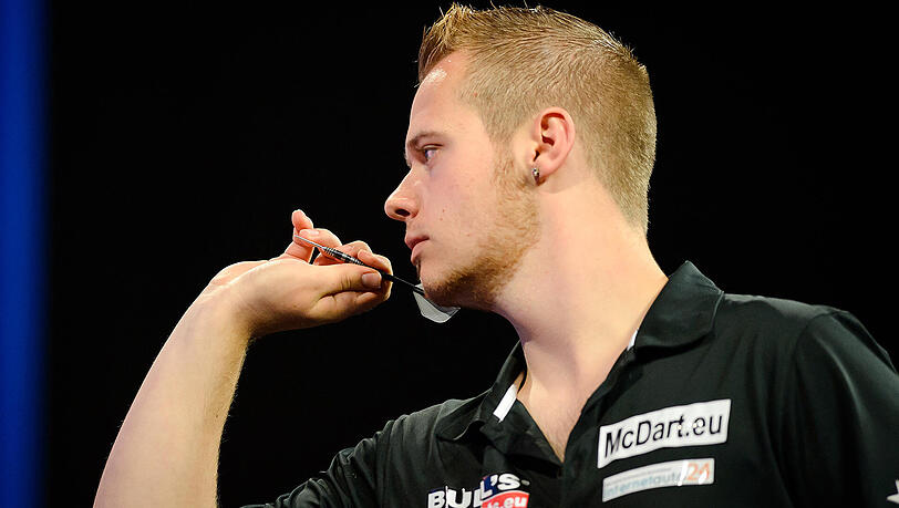 Max Hopp hat keine Chance in der zweiten Runde der Darts-WM. Max Hopp hat keine Chance in der zweiten Runde der Darts-WM.