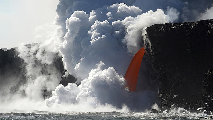 Von einem Touristenboot aus aufgenommen: Über diese Klippe ergießt sich der gewaltige Lava-Strom in den Pazifischen Ozean.
