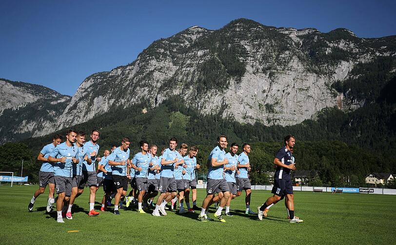 Löwen-Coach Bierofka ließ seine Mannschaft am Ankunftstag gleich nochmal ordentlich schwitzen - dafür gab's zur Belohnung ein Bad im Bach