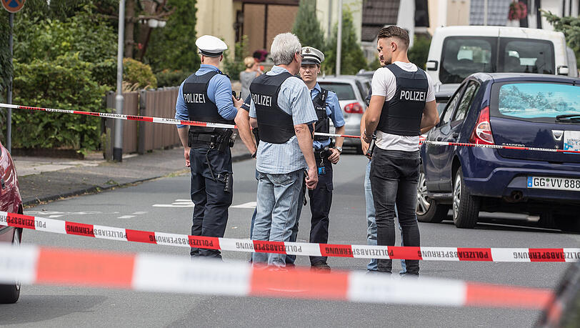 In Mörfelden-Walldorf wird der Tatort abgesperrt, an dem zuvor ein Mann erschossen wurde. Das 43-jährige Opfer erlag am Freitagvormittag den Verletzungen. In Mörfelden-Walldorf wird der Tatort abgesperrt, an dem zuvor ein Mann erschossen wurde. Das 43-jährige Opfer erlag am Freitagvormittag den Verletzungen.