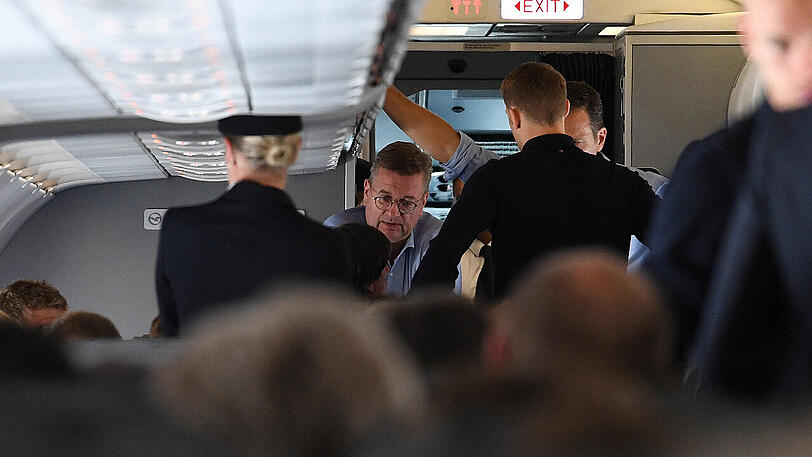 Bundestrainer Joachim Löw, DFB-Präsident Reinhard Grindel, Torwart Manuel Neuer und Team-Manager Oliver Bierhoff (von links) haben vor dem Rückflug der deutschen Nationalmannschaft Gesprächsbedarf.