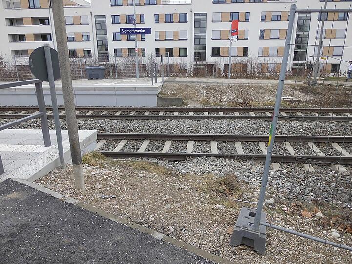 Der Bahnübergang ist nicht gesichert. Der SPD-Politiker im Bezirksausschuss fordert, dass dort Zäune aufgestellt werden.