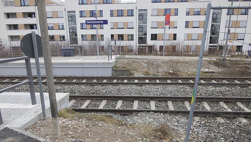 Der Bahnübergang ist nicht gesichert. Der SPD-Politiker im Bezirksausschuss fordert, dass dort Zäune aufgestellt werden. Der Bahnübergang ist nicht gesichert. Der SPD-Politiker im Bezirksausschuss fordert, dass dort Zäune aufgestellt werden.