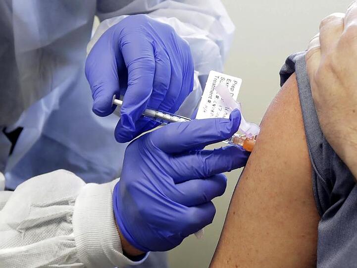 Eine Versuchsperson erhält im "Kaiser Permanente Washington Health Research Institute" eine Spritze mit einem potenziellen Impfstoff der US-Biotech-Firma Moderna gegen Covid-19.
