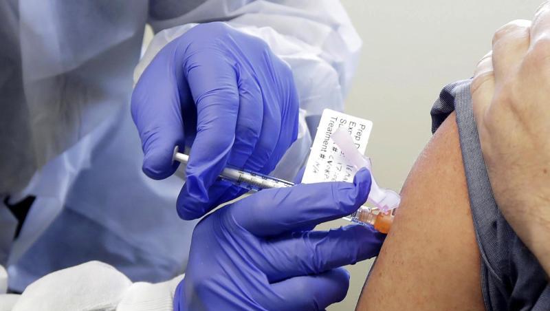 Eine Versuchsperson erhält im "Kaiser Permanente Washington Health Research Institute" eine Spritze mit einem potenziellen Impfstoff der US-Biotech-Firma Moderna gegen Covid-19. Eine Versuchsperson erhält im "Kaiser Permanente Washington Health Research Institute" eine Spritze mit einem potenziellen Impfstoff der US-Biotech-Firma Moderna gegen Covid-19.