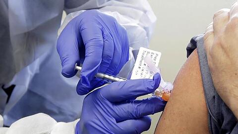 Eine Versuchsperson erhält im "Kaiser Permanente Washington Health Research Institute" eine Spritze mit einem potenziellen Impfstoff der US-Biotech-Firma Moderna gegen Covid-19.