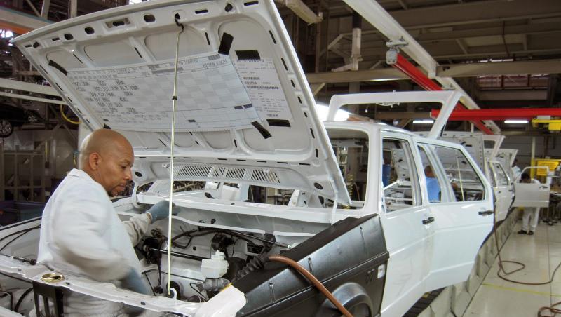 Ein Mitarbeiter montiert einen Golf Typ I im südafrikanischen VW-Werk bei Port Elizabeth. Die Fabrik wird in eine Corona-Klinik umgebaut. Ein Mitarbeiter montiert einen Golf Typ I im südafrikanischen VW-Werk bei Port Elizabeth. Die Fabrik wird in eine Corona-Klinik umgebaut.