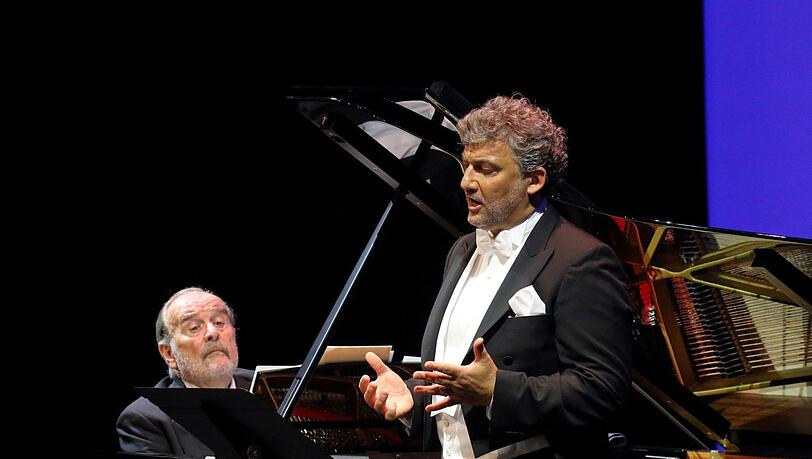 Jonas Kaufmann mit Helmut Deutsch (links).