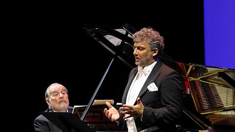 Jonas Kaufmann mit Helmut Deutsch (links).