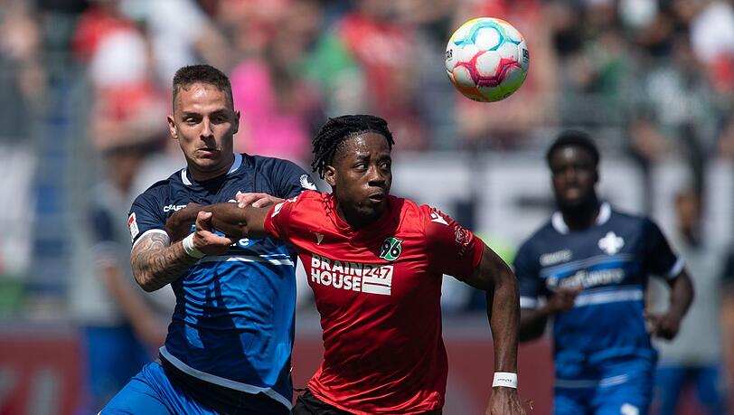 Hannovers Bright Arrey-Mbi (M) spielt gegen Darmstadts Phillip Tietz.