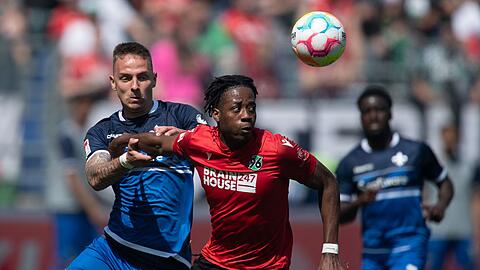 Hannovers Bright Arrey-Mbi (M) spielt gegen Darmstadts Phillip Tietz.