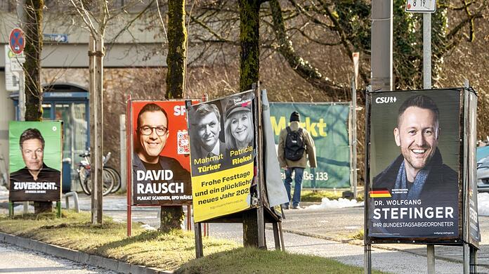 Wahlplakate in Ramersdorf - am Sonntag gilt's.