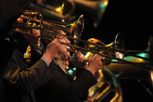 Spalier einer Landshuter Blechkapelle: &bdquo;Kein Vorspiel&ldquo; nennt sich die Brass-Formation, die in der Tafelhalle beim zweitägigen &bdquo;Creole&ldquo;-Weltmusikpreis antrat.