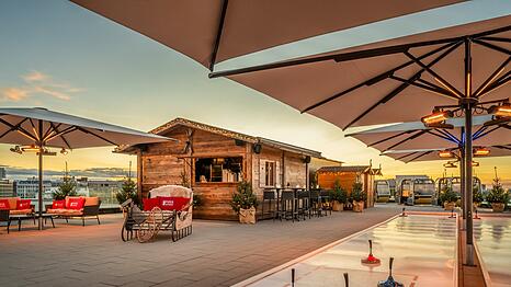 Bis zu acht Personen können auf der "Cloud 6" gegeneinander im Eisstockschießen antreten.