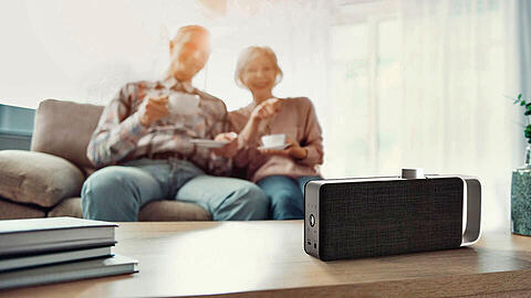 Das Fernsehjahr 2026 mit seinen vielen Highlights kann kommen: Sprachverstärker sorgen für den guten und vor allem besser verständlichen TV-Ton.