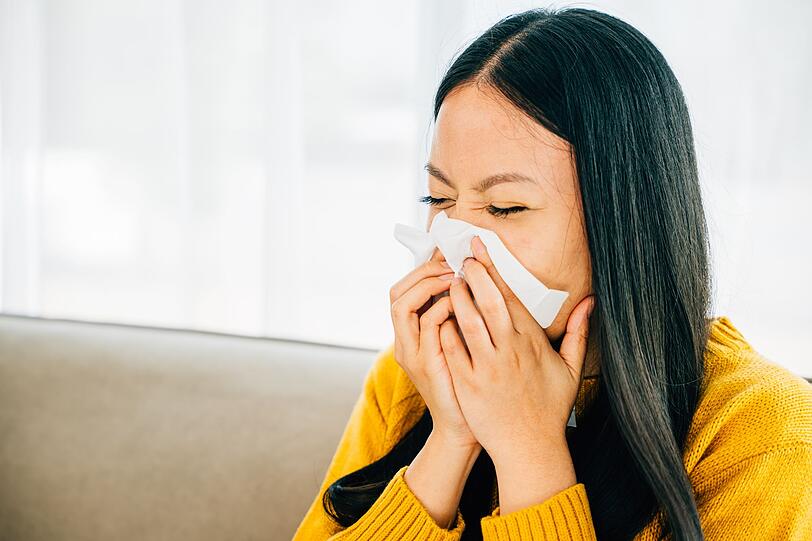 Allergiker scheuen sich während der Pollensaison oft davor, die Fenster zu öffnen, müssen sie es doch sogleich büßen, wenn Birke, Hasel, Ambrosia und Co. ihnen die Tränen in die Augen treiben und Niesanfälle heraufbeschwören - denkbar ungünstige Voraussetzungen für einen Frühjahrsputz. Deshalb: Auch der Pollenflug kann für einen Herbst- anstatt Frühlingsputz sprechen. Allergiker scheuen sich während der Pollensaison oft davor, die Fenster zu öffnen, müssen sie es doch sogleich büßen, wenn Birke, Hasel, Ambrosia und Co. ihnen die Tränen in die Augen treiben und Niesanfälle heraufbeschwören - denkbar ungünstige Voraussetzungen für einen Frühjahrsputz. Deshalb: Auch der Pollenflug kann für einen Herbst- anstatt Frühlingsputz sprechen.