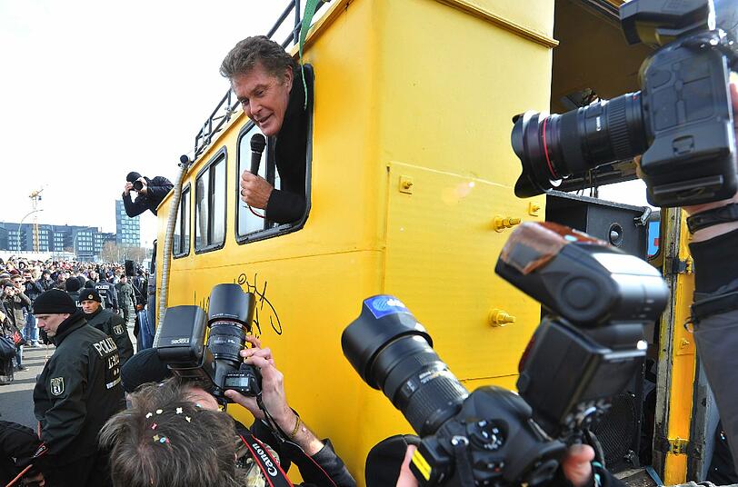 David Hasselhoff sorgte mit seinem Erscheinen für einen wahren Menschenauflauf in Berlin. Weitere Bilder zum Durchklicken.