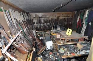 Hunderte Waffen hortete der Wilderer im Keller, den er bunkerartig ausgebaut hatte.
