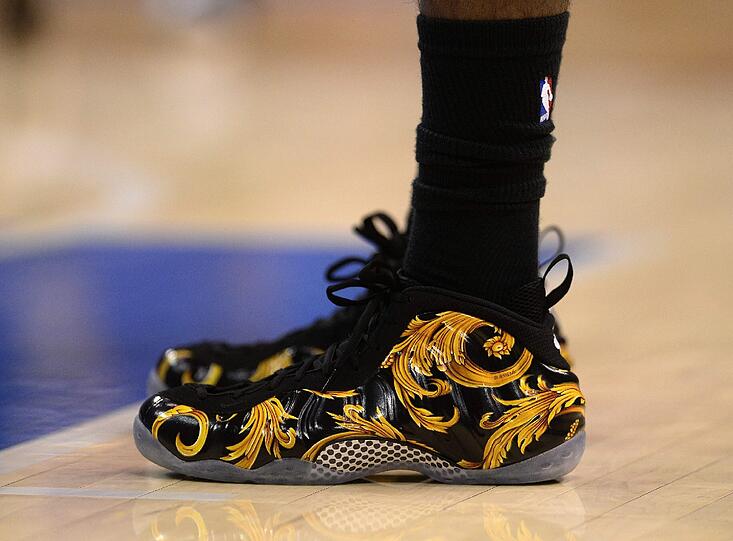 Stadtderby in der NBA zwischen den Los Angeles Lakers und den Los Angeles Clippers: Lakers-Forward Nick Young trägt zu diesem Anlass besonders extravagantes Schuhwerk.