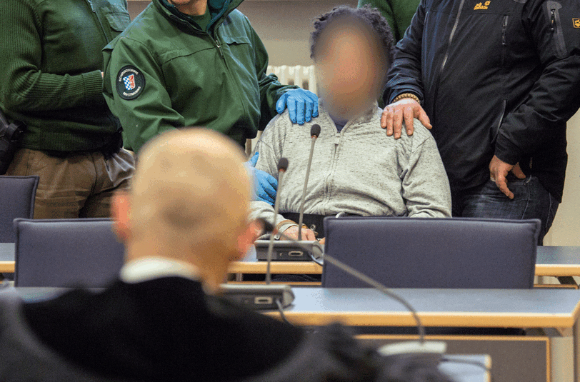 Der Angeklagte David F. sitzt am 12.01.2015 mit Handschellen in einem Rollstuhl im Gerichtssaal des Landgerichts in Regensburg (Bayern).