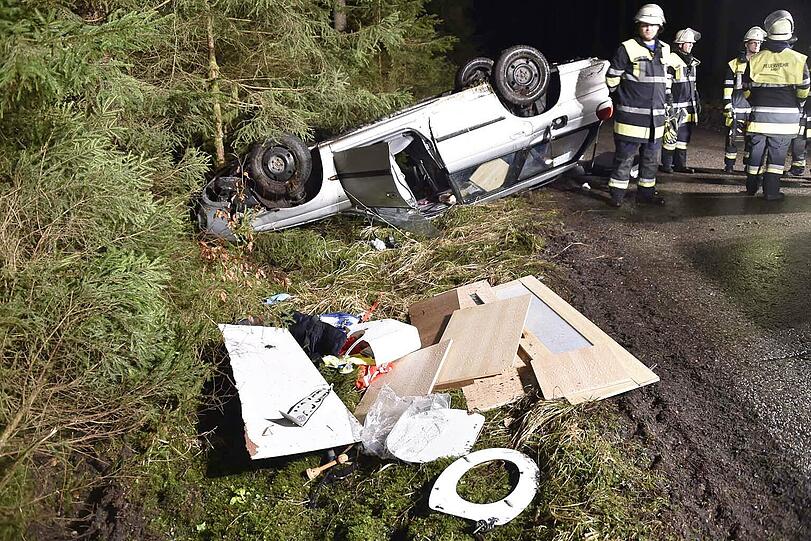 Die Feuerwehr musste den Fahrer aus dem total demolierten Wrack befreien.