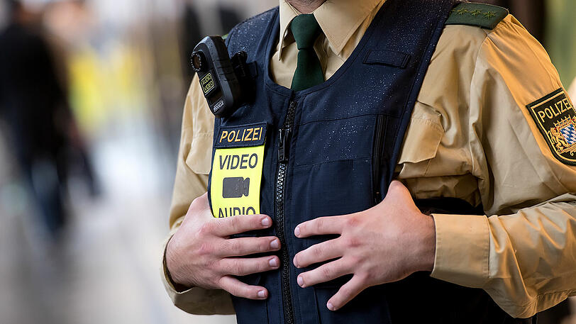 Seit ein paar Monaten tragen Polizeibeamte für ein Pilotprojekt Body-Cams am Körper, die sie vor Gewalttaten schützen sollen.