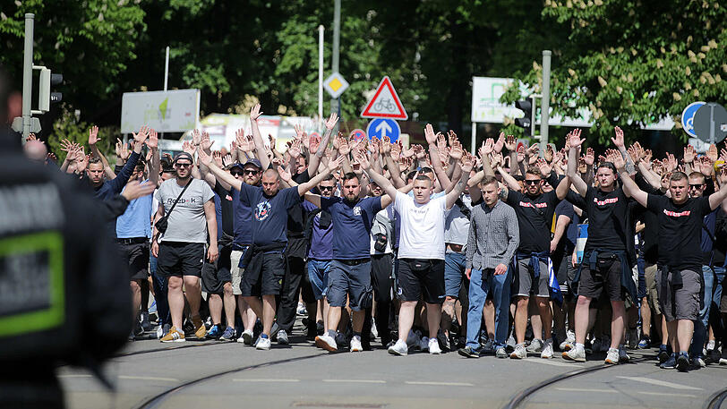 Die Löwen-Ultras auf dem Weg zum Grünwalder Stadion. Stark bewacht von der Polizei.