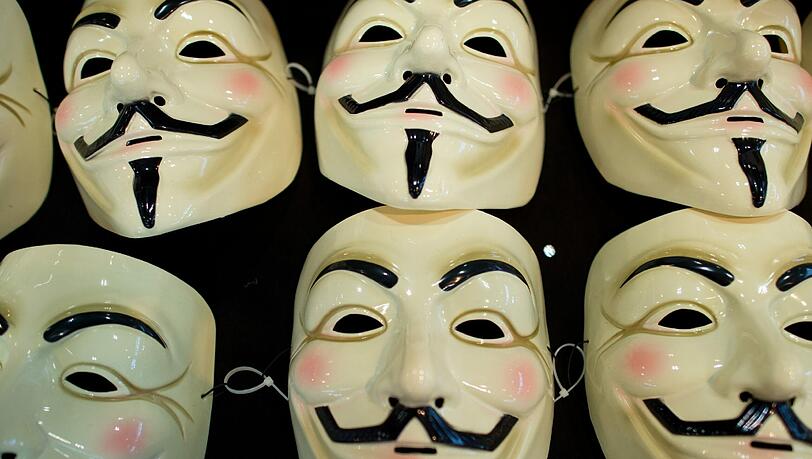 Einer der Täter war mit einer "Anonymus Masken" maskiert (Symbolbild). Einer der Täter war mit einer "Anonymus Masken" maskiert (Symbolbild).