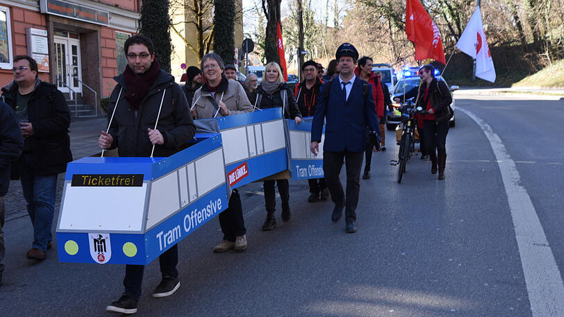 Stefan Jagel (links) und Linke-Mitglieder als Tram-Bahn.