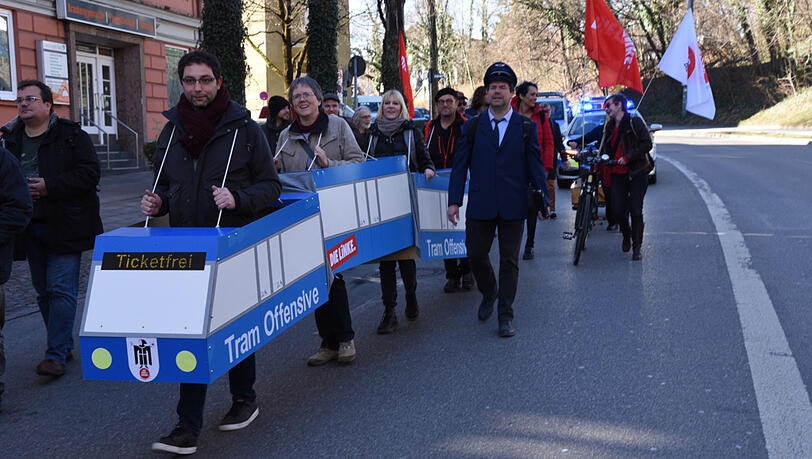 Stefan Jagel (links) und Linke-Mitglieder als Tram-Bahn. Stefan Jagel (links) und Linke-Mitglieder als Tram-Bahn.